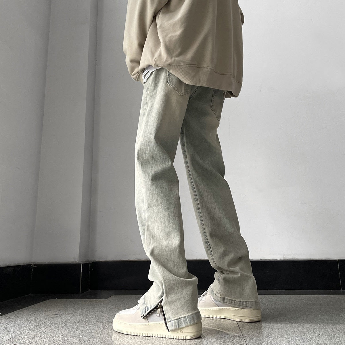 Classic skinny jeans offering retro comfort, perfect for a stylish and enduring fashion statement