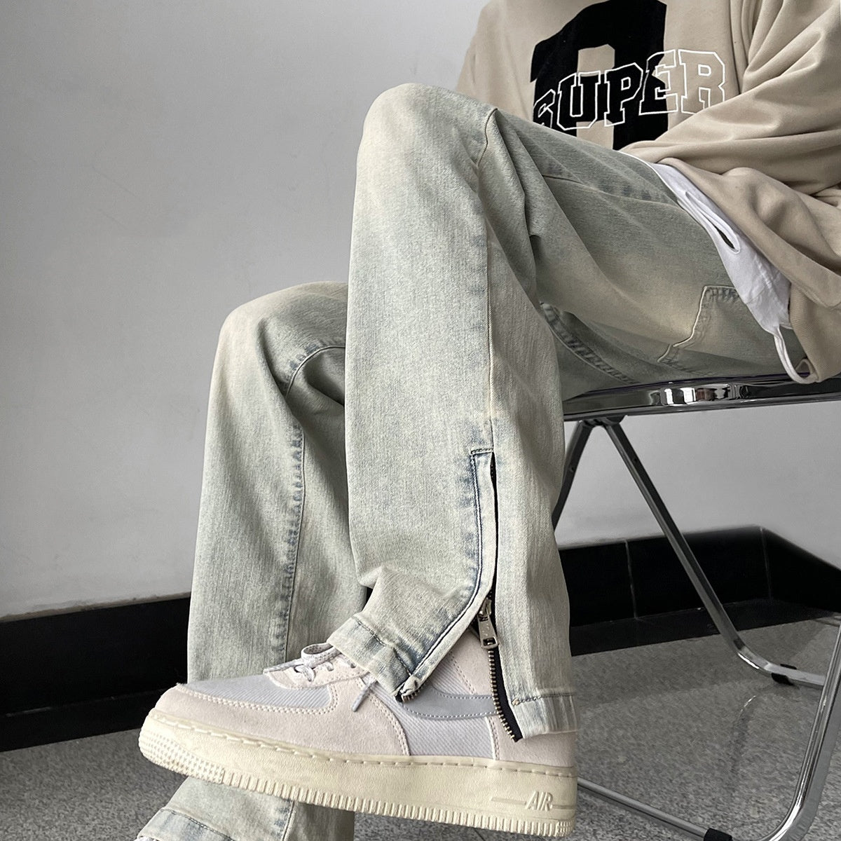 Classic skinny jeans offering retro comfort, perfect for a stylish and enduring fashion statement